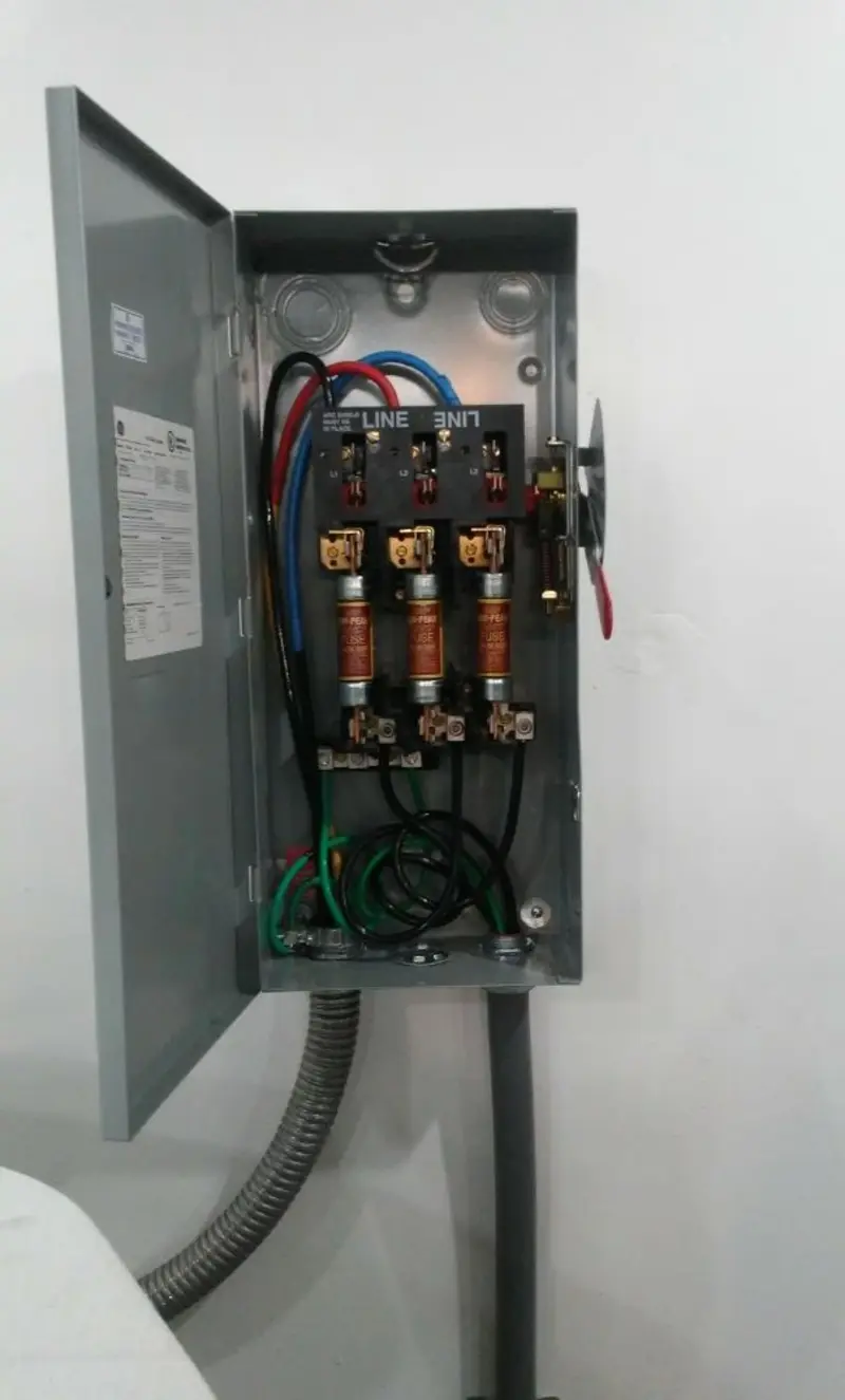 Three-phase disconnect switch installed for Smoke Detector Installation in Idabel